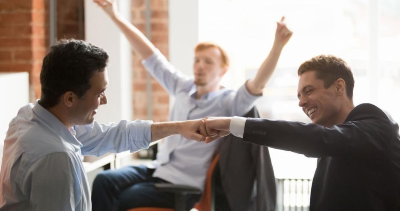 Teilnehmer bei praktischen SEO-Übungen im Workshop