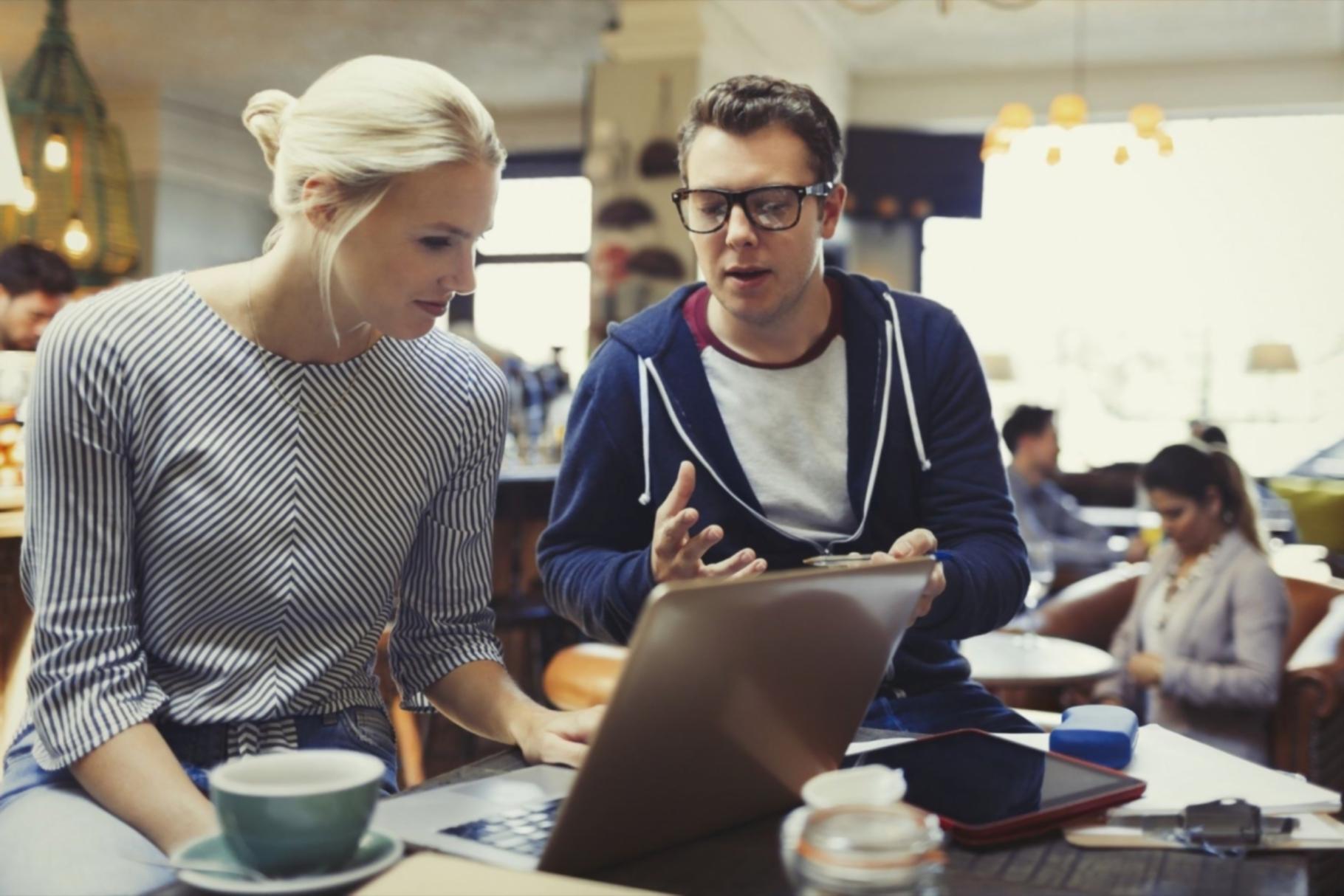 Workshop-Teilnehmer arbeiten gemeinsam an SEO-Projekten